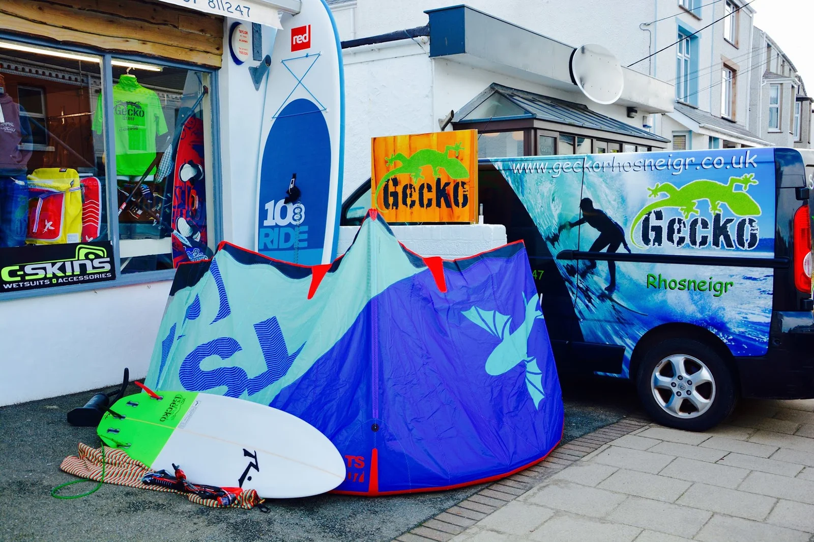 Gecko Surf beginner surf lesson at Rhosneigr beach with Atlantic waves and a clear sky