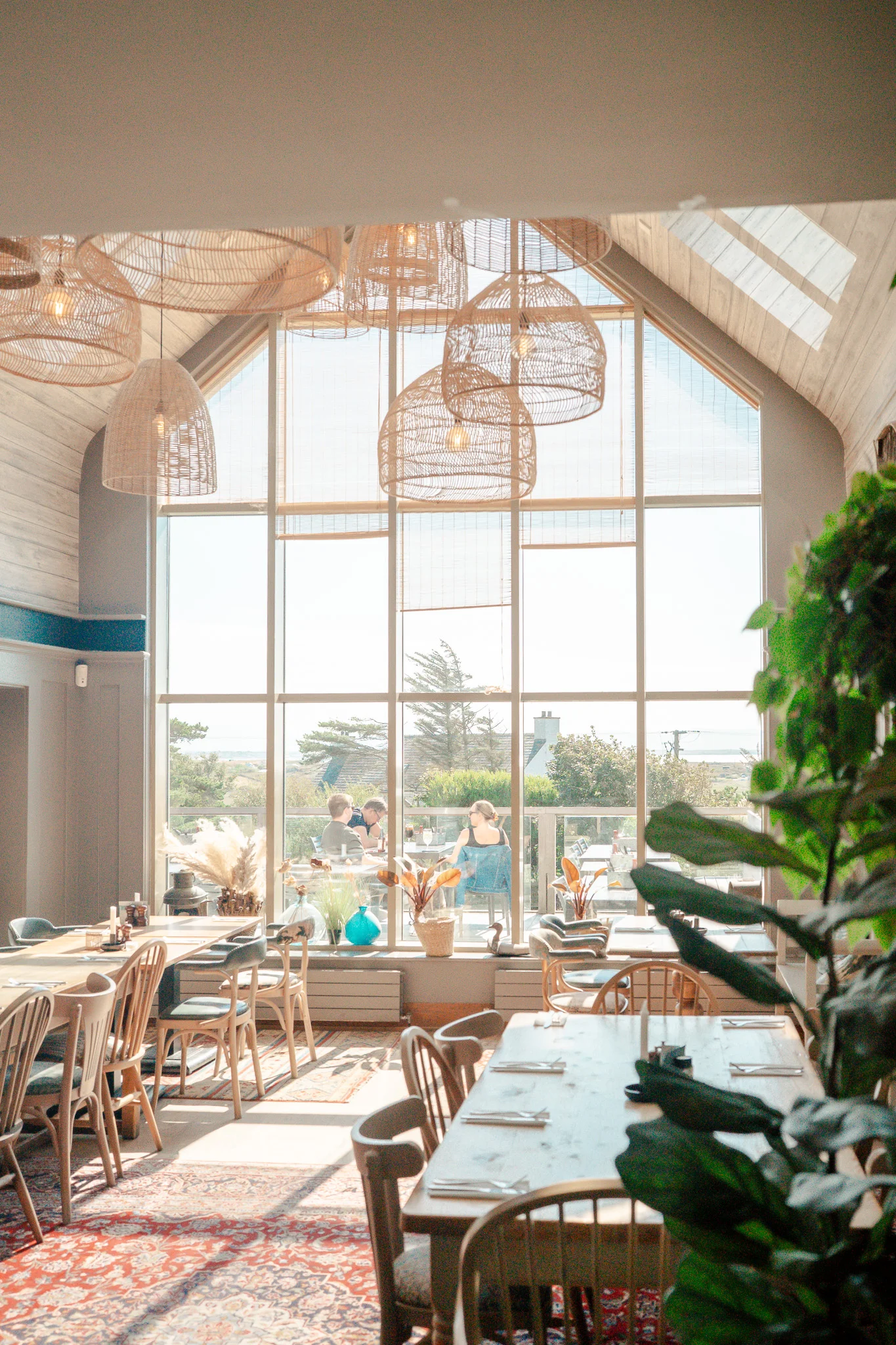 The White Eagle pub beer garden in Rhosneigr with kitesurfers and the beach nearby
